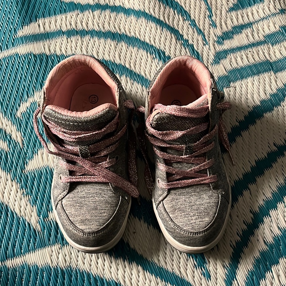 Dream seek sneakers
